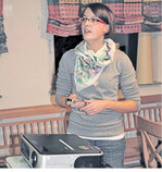 Nach der Irland-Studienreise der Landfrauen Zollernalb stand fest: Die Eindrücke sollten in einem selbstgestalteten Fotobuch festgehalten werden. Die unterschiedlichsten Fotos wurden nun bei einem Workshop ausgetauscht und für ein Erinnerungsbuch zusammengestellt. Wie das Schritt für Schritt erfolgt, erläuterte Carina Stauß aus Bisingen-Steinhofen mit einer Präsentation auf dem Riedhof. In zwei Kursen entstanden neben Irland-Bildbänden auch kreative Geschenk-Fotobücher.