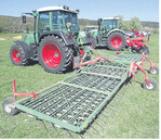 Als Neuheit hat der Treffler-Striegel ein parallelgeführtes Pendelrad, das Unebenheiten erkennt und ausgleicht. Er eignet sich besonders für den Kartoffelanbau.