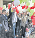 Die Initiatoren des TdoH, der Bund der Deutschen Landjugend, der Deutsche Bauernverband und der Deutsche LandFrauenverband (v. l.), ließen zur Eröffnung zusammen mit Ehrengästen und Kindern Luftballons steigen.