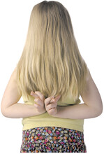 Wer so die Finger auf dem Rücken kreuzt, hebt damit ein gerade gegebenes Versprechen oder einen Eid wieder auf.