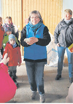 Auf dem Hofgut Mauren werden auch Hühner gehalten. Betriebsleiterin Elisabeth Kenntner-Scheible stellt den Lehrern die Produktionsabläufe vor.