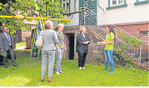 Heike Krämer (r.) berichtet Regierungspräsidentin Nicolette Kressl (2. v. r.)von den Umbauten auf dem Kastanienhof und dem Betrieb der drei Ferienwohnungen.