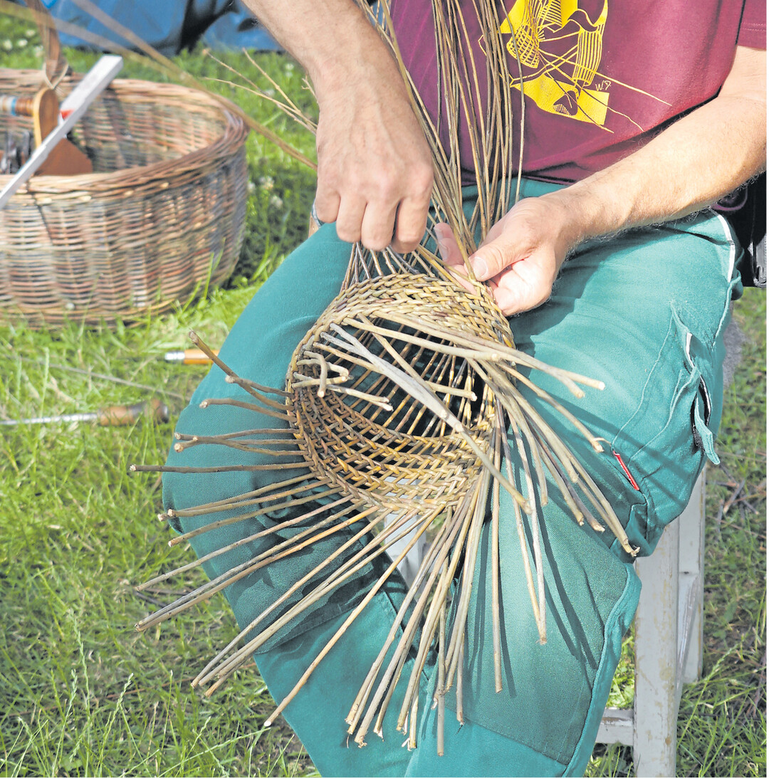 bild der woche Das deutsche Flechthandwerk hat die wichtigste Etappe auf dem Weg zur Eintragung ins Bundesverzeichnis des immateriellen UNESCO-Kulturerbes geschafft. Über die Neuaufnahmen in das Bundesverzeichnis wird die Kultusministerkonferenz Anfang 2017 entscheiden. Da das Flechthandwerk auf der ganzen Welt verbreitet ist, rechnet sich die Bundesinnung nun gute Chancen aus, auch internationale Anerkennung zu finden.