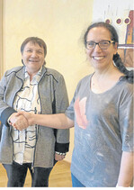 Vorsitzende Brigitte Steger (l.) dankte der Referentin Alice Dicker für ihren engagierten Vortrag.