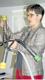 „So setzen Sie das Melkzeug richtig an den Kühen an", erläutert Kathrin Lincke.