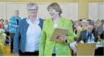 Für ihren unermüdlichen Einsatz für die Landfrauenarbeit seit 1998 erhielt Kreisgeschäftsführerin Roswitha Gutknecht (l.) die Landesehrennadel von Blausteins stellvertretender Bürgermeisterin Silvia von Darl-Späth verliehen.
