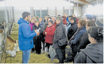 Michael Steinwand informierte im neuen Stall über die auf dem Hof gehaltenen Tiere.