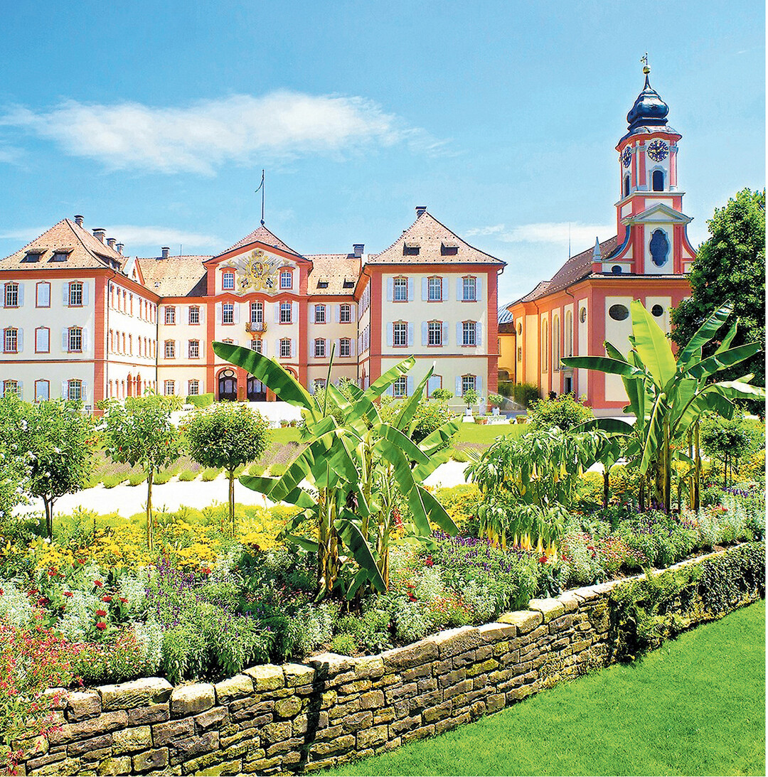 Die Blumeninsel Mainau im Bodensee widmet sich 2019 dem Motto Sonne, Mond und Sterne". Dazu gibt es viele Veranstaltungen, Aktionen und kulinarische Genüsse. Vom 30. Mai bis 2. Juni wird im Mainau Park, in Schloss und Palmenhaus das Gräfliche Inselfest gefeiert. Den Veranstaltungskalender gibt es unter www.mainau.de.