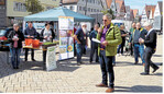 Auf dem Marktplatz in Biberach verteilte der Kreisbauernverband Biberach-Sigmaringen gemeinsam mit den Landfrauen kostenloses Blüh-Saatgut und Informationen an Passanten.