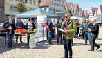 Auf dem Marktplatz in Biberach verteilte der Kreisbauernverband Biberach-Sigmaringen gemeinsam mit den Landfrauen kostenloses Blüh-Saatgut und Informationen an Passanten.