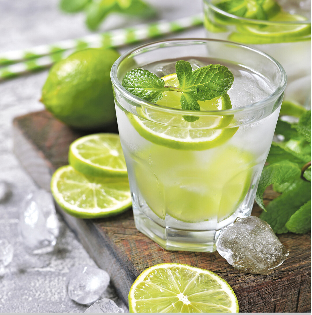 Eine erfrischende Limonade ist schnell zubereitet, zum Beispiel mit Blättern von Minze, Zitronenmelisse, Basilikum oder mit Holunder- oder Rosenblüten. Kräuter/Blüten in Mineralwasser, Apfelsaft oder Kräutertee über Nacht ziehen lassen, etwas Zitronen- oder Limonensaft dazu geben, nach Belieben süßen. Für 750 ml Kräutersirup: 500 ml Wasser und 200 g Zucker mit 4 Bund Kräutern etwa 30 Minuten köcheln lassen, Saft von 3 bis 4 Zitronen dazu geben, absieben und in eine Flasche füllen. Mit Mineralwasser verdünnt servieren. Weitere Tipps und Rezepte auf www.bwagrar.de / Webcode 659 2235.