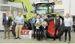 Feierliche Übergabe beim LTZ Chemnitz in der Halle (v. l.): Matthias Rang und Heino Baldauf, Firma Claas, Holger, Ehefrau Silke und Sohn Lars Gerth mit Freundin Jessica sowie Johann Haupt-Gashi und Andy Vater von der LTZ Chemnitz.