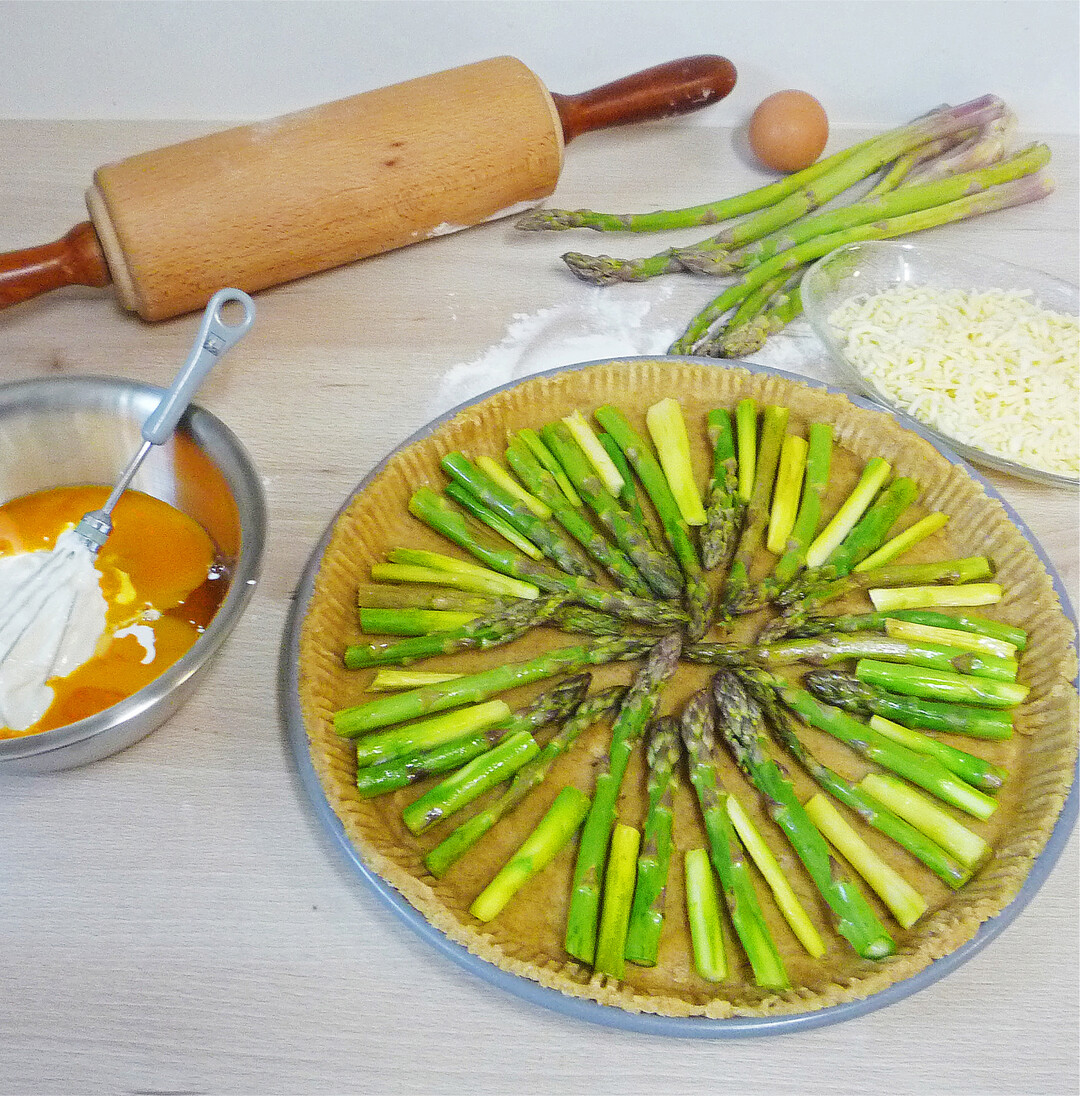Jetzt haben weißer und grüner Spargel Saison. Eine Quiche, also ein salziger Kuchen, ist schnell zubereitet. Als Boden kann ein Mürbteig, Hefe- oder Quark-Öl-Teig dienen. Wie es genau geht und weitere Rezepte gibt es auf den folgenden Seiten.