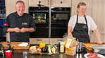Kreisvorsitzende Gisela Eisele mit Koch Herrmann Haas am Herd im Studio.
