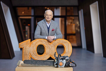 Dr. Nikolas Stihl, Vorsitzender des Stihl Beirats und Aufsichtsrats, präsentiert anlässlich des 100-jährigen Firmenjubiläums die Jubiläumssäge Stihl MS 500i Centennial Edition.