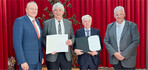 Joachim Rukwied zeichnete Heinz Scheffold mit der Silbernen und Hubert Hopp mit der Goldenen Ähre des Bauernverbands aus.
