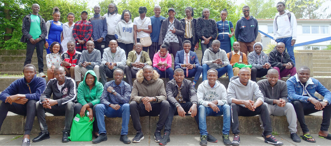 Rund 40 Jungen und Mädchen aus Kenia sammeln in den kommenden Wochen Erfahrungen in der deutschen Landwirtschaft.