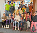 Die Kinder der 3b an der Friedrich-Weinbrenner-Schule in Bauschlott freuen sich über die neuen Spielgefährten aus Holz.