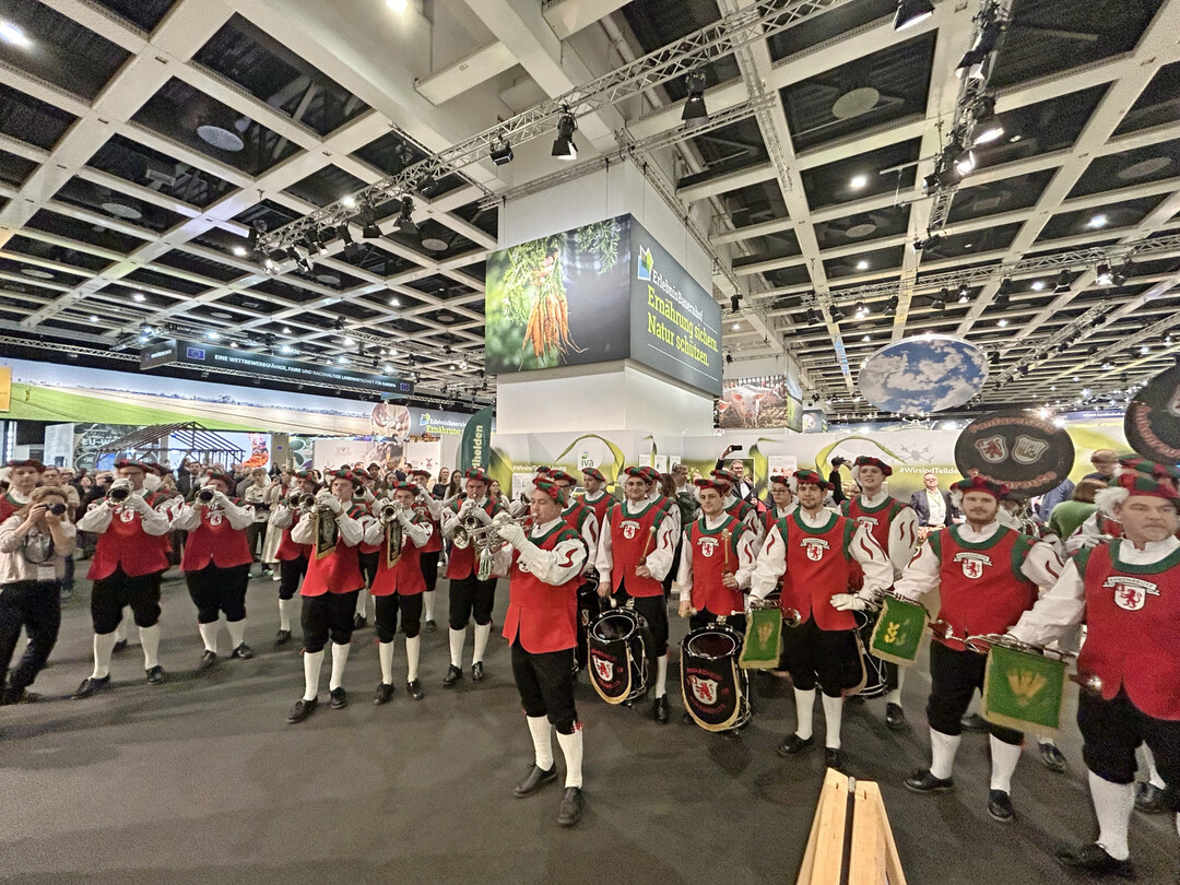 Der Landjugend-Fanfarenzug aus Ankenreute (Kreis Ravensburg) spielt auf dem Erlebnisbauernhof.