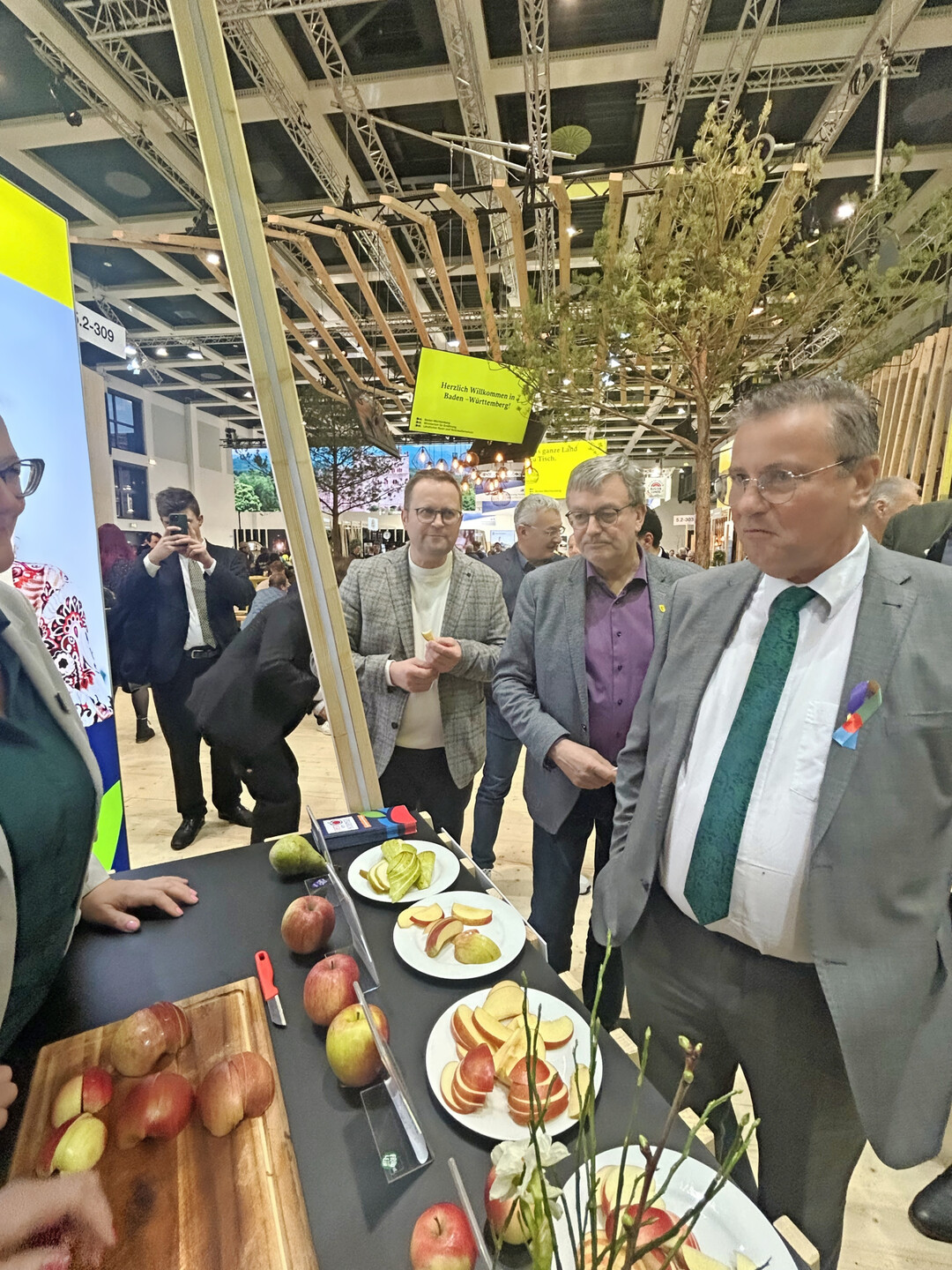 Der baden-w�rttembergische Landwirtschaftsminister Peter Hauk MdL (r.) testet Obst vom Bodensee