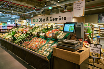 Obst- und Gemüseabteilung im Supermarkt.