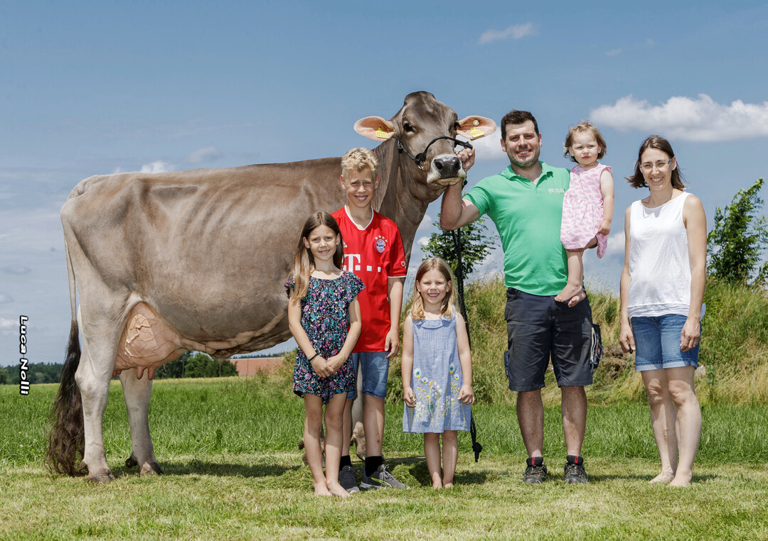 Familie Magg, Ein�de Bergbauer, Sontheim (Unterallg�u): Andreas Magg mit Tochter Patrizia auf dem Arm, Ehefrau Christine und den Kindern (v. l.) Annika, Tobias und Katharina.