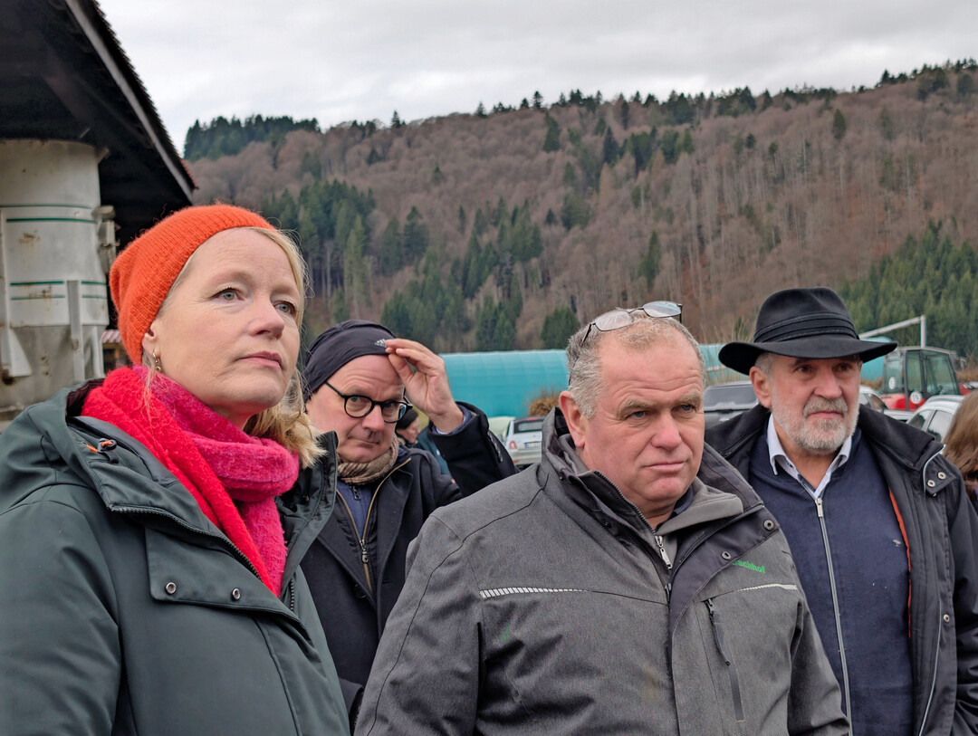  Umweltministerin Thekla Walker  informierte sich zusammen mit BLHV-Pr�sident Bernhard Bolkart (rechts) bei Markus Kaiser (Zweiter von rechts) �ber die Herdenschutzma�nahmen auf dem Goldbachhof. 