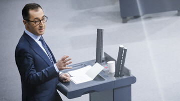  Bundesminister zdemir bei seiner ersten Regierungserklrung. |