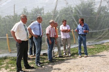Auf dem Betrieb von Hartwig Roth in Unterspringen bei Ravensburg informierte sich die LBV-Fachgruppe mit Prsident Joachim Rukwied ber den Anbau von Bio-Kernobst und Bio-Kirschen. 