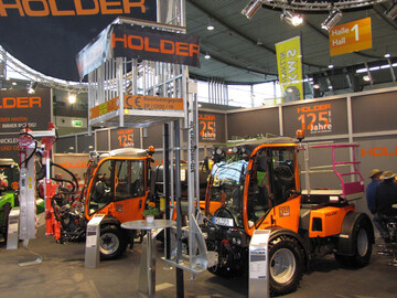 Frontsitzermodelle C, M und S der Firma Holder: Die Mglichkeit, die Maschinen ferngesteuert zu fahren, erlaubt den Einsatz als mobile Arbeitsbhne. 