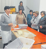 Bei der Vorführung in der Mühle zeigte die Seniorchefin Backkniffe.