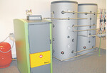 Scheitholzkessel sollten immer mit Pufferspeichern (mindestens 55 l/kW) kombiniert werden.