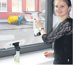 Beim Fenstersauger von Kärcher wird das Reinigungsmittel mit einer Sprühflasche mit Wischeraufsatz eingesprüht (l.), verteilt und dann mit dem Fenstersauger (r.) abgesaugt. Für kleinere Fenster gibt es kleineren Abzieher.