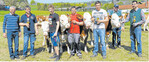 Auf dem Boxberger Maimarkt präsentieren erfolgreiche Fleckviehzüchter bei strahlendem Sonnenschein stolz die herausgeputzten Siegerinnen der Jungviehprämierung.