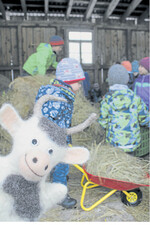Mit „Muh", der kleinen Handpuppe aus Filz, lernen die Kinder das Bauernhofleben kennen.