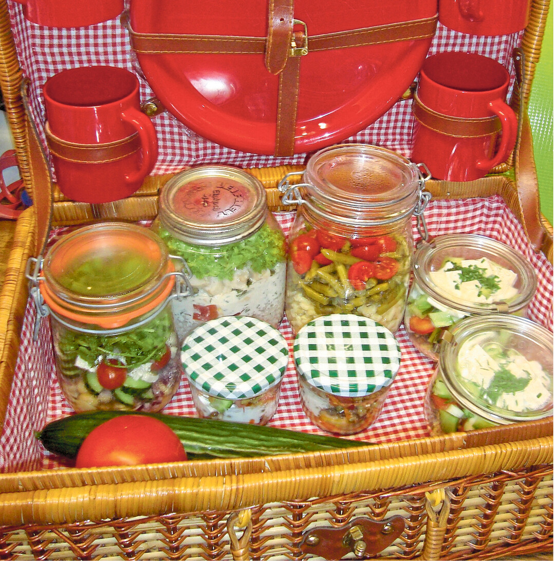 Salate im Glas sind derzeit voll im Trend. Bei Arbeitsspitzen auf dem Feld oder für den Sonntagsausflug mit der Familie sind die vorbereiteten Salate eine praktische und leckere Mahlzeit.