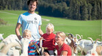 Die Käseproduzenten Maria Ehrlich und Steffen Rübeling mit ihren Kindern inmitten der Milchziegenherde.