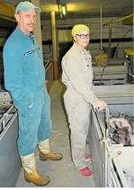 Evi und Klaus Herwarth bringen Hanfseile zur Ablenkung ins Flatdeck.