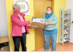 Inge Lorch von den Landfrauen Zollernalb übergibt die genähten Masken an Angela Kirchpfennig von der Sozialstation in Rosenfeld.