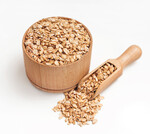 Die Randschichten von Getreidekörnern enthalten viele Ballaststoffe. Deshalb findet man sie reichlich in Getreideflocken, Vollkornnudeln und Naturreis.