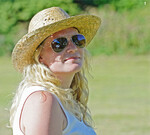 UV-Strahlung, egal ob von der Sonne oder aus anderen Quellen, steigert das Risiko für eine Linsentrübung, die als Grauer Star bekannt ist. Eine Sonnenbrille kann dagegen helfen.