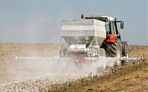 Kalkdüngung gegen saure Böden. Kalk wirkt sich nicht nur positiv auf den Boden aus, sondern minimiert auch Treibhausgasemissionen.