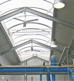 Hier wird das kostenlose natürliche Licht gut genutzt, und wegen der hohen Decken tritt kein Hitzestau auf.