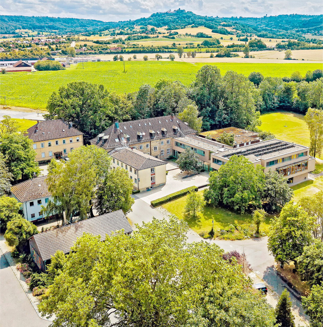 75 Jahre Evangelisches Bauernwerk Hohebuch 1948 wurde das Evangelische Bauernwerk in Waldenburg (Hohenlohekreis) als eine der fnf Bauernschulen im Land gegrndet. Seitdem steht es hauptschlich mit Bildungs- und Beratungsangebotenangeboten den Landwirtsfamilien mit Rat und Tat zur Seite. Das Jubilum wird nun am kommenden Wochenende gefeiert. Das Bauernwerk ldt ein nach Hohebuch amzummit Festprogramm mit Landesbischof Gohl und Tag der offenen Tr mit Mitmachangeboten fr die ganze Familie. Gestartet wird bereits ammit einemam Abend. Weitere Infos zum Programm und zum Bauernwerk unter: www.hohebuch.de.