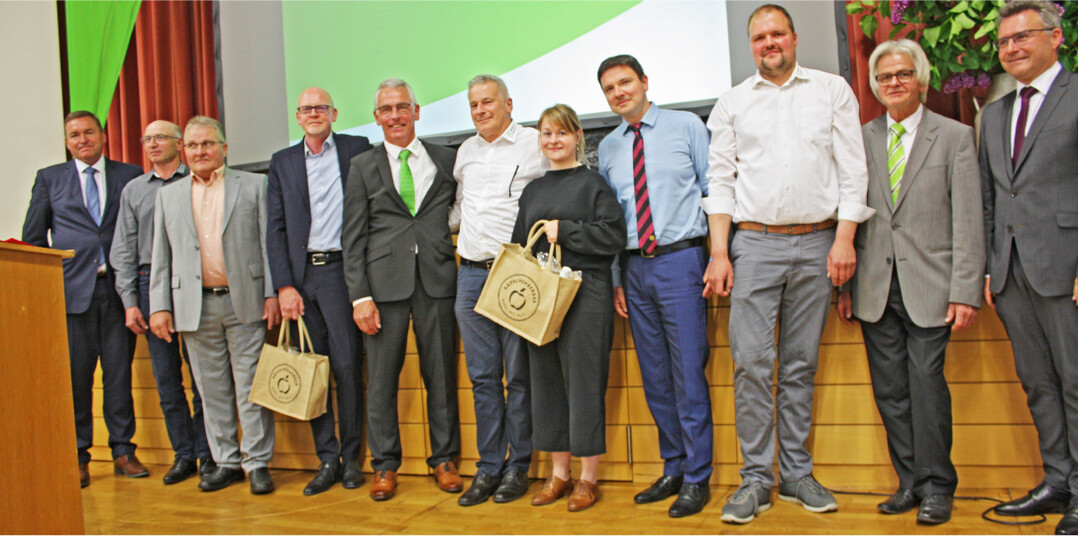 Nach dem gelungenen Zusammenschluss der Maschinenringe: v. l. Christian Wittlinger, Thomas Mann, stellvertretender Vorsitzender MR Mosbach; Walter Leibfried, Dr. Hansjrg Weber, Mathias Berberich, Burkhard Trabold, Geschftsfhrer MR Odenwald-Bauland; Juristin Schfer und Notar Thomas Manzke, Thomas Stang, stellvertretender Vorsitzender MR Odenwald Bauland; Gerald Kubach und Landrat Dr. Achim Brtel.