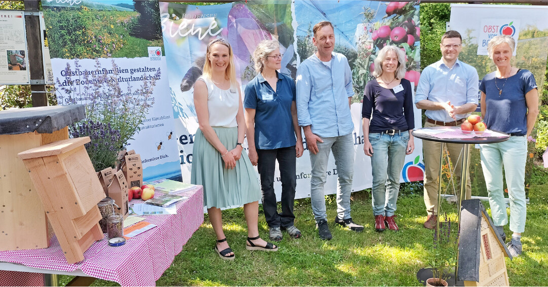 Freuten sich bei der Veranstaltung in Meersburg über das erfolgreiche Pro Planet-Projekt (v. l.): Dr. Inga Mohr, OvB Vertriebsgesellschaft, Christine Meurs, Imkergemeinschaft Meersburg-Baitenahusen, Michael Winstel, WOG, Nancy Jäger, MaBo, Leonhardt Jansco, BayWa Global Produce und Sabine Sommer, Bodensee-Stiftung.