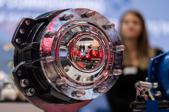 Die Agritechnica 2023 ist erfolgreich gestartet. In 27 Hallen haben Besucher die Mglichkeit, mit modernster Landtechnik in Kontakt zu kommen, Mhdrescher zu bestaunen, Traktoren Probe zu sitzen und Fanartikel zu kaufen.