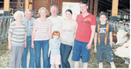 Vier Generationen leben und arbeiten auf dem Milchviehbetrieb (v. l.): Die Großeltern Maria und Gerhard Maier, die Eltern Helga und Gerhard, das Nesthäkchen Laura mit Mama Nicole Reinhuber und Papa Ralf Maier. Nachbarsjunge Luis Bertsche ist begeisterter Helfer auf dem Betrieb.