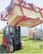 Mit einem Drehgerät können Kisten einfach entleert werden.