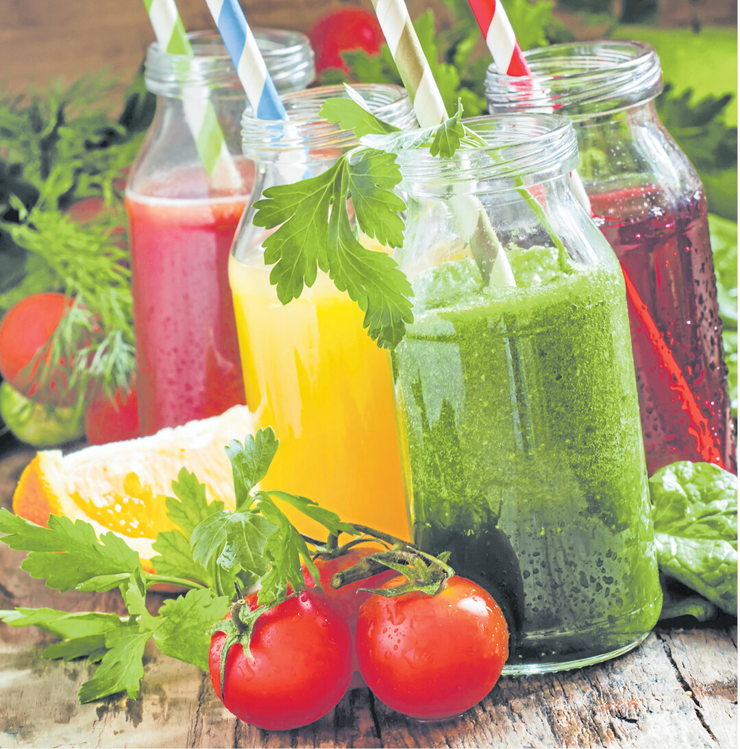 bild der woche Obst und Gemüse trinken statt essen, das bietet sich mit einem frisch zubereiteten Smoothie an. Äpfel, verschiedene Beerenarten und als Süßebringer ein Stück Banane sind einfache Grundzutaten. Wer es Grün mag, nimmt Wildkräuter, Küchenkräuter, Spinat, Grünkohl oder Brokkoli. Dazu etwas Apfel und Banane gemixt rundet den Geschmack ab. Pürierte Früchte und Gemüse sind hochkonzentrierte Nahrung. Damit der Magen nicht rebelliert, den Smoothie langsam und schluckweise zu sich nehmen. Und das Experimentieren lieber erst mal mit wenigen Mischungspartnern starten.